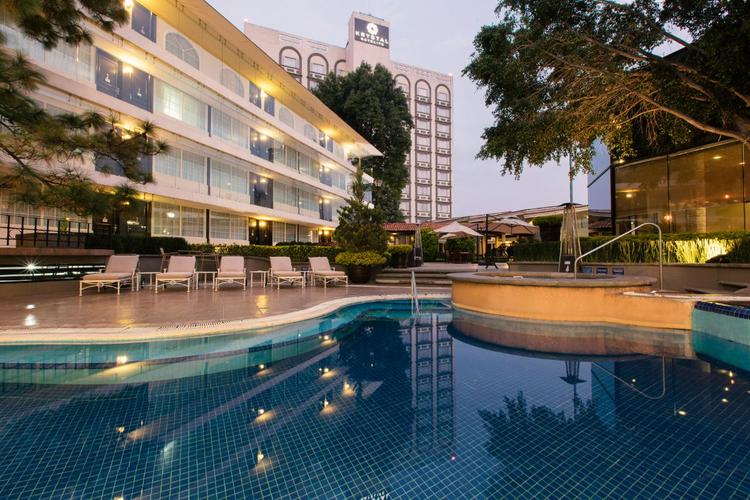 Piscina Hotel Krystal® Satélite María Bárbara Ciudad de México Piscina Hotel Krystal® Satélite María Bárbara Ciudad de México