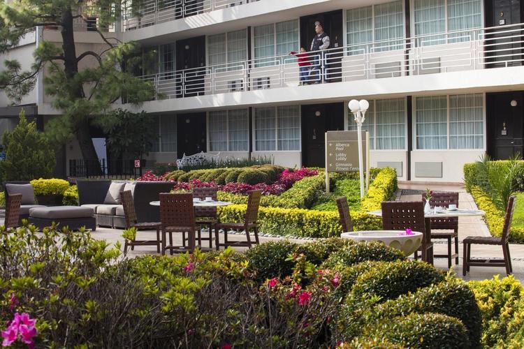 Jardín Hotel Krystal® Satélite María Bárbara Ciudad de México Jardín Hotel Krystal® Satélite María Bárbara Ciudad de México