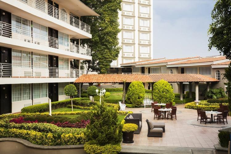 Patio Hotel Krystal® Satélite María Bárbara Ciudad de México Patio Hotel Krystal® Satélite María Bárbara Ciudad de México