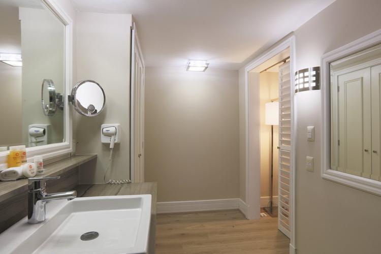 Baño habitación estándar Hotel Krystal® Satélite María Bárbara Ciudad de México Baño habitación estándar Hotel Krystal® Satélite María Bárbara Ciudad de México