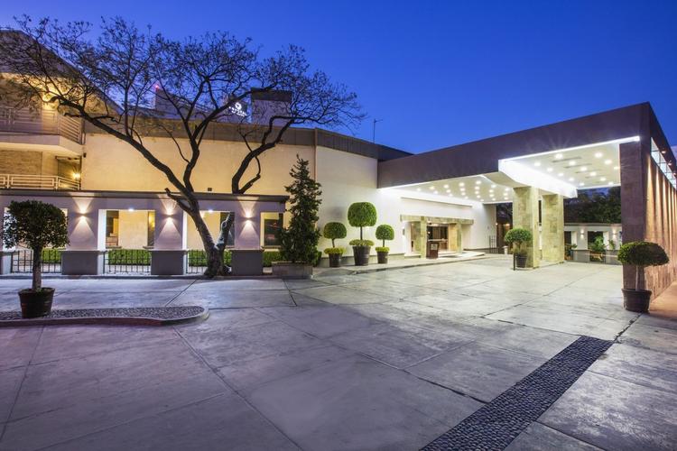 Entrada Hotel Krystal® Satélite María Bárbara Ciudad de México Entrada Hotel Krystal® Satélite María Bárbara Ciudad de México