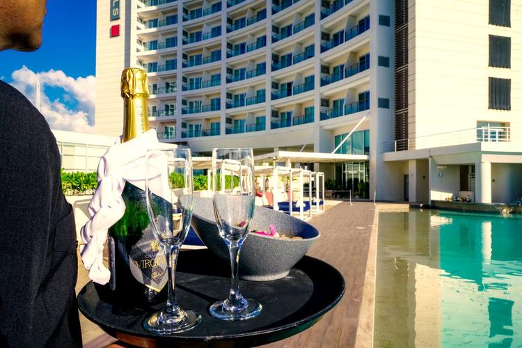 Piscina Hotel Krystal Urban Cancún & Beach Club Piscina Hotel Krystal Urban Cancún & Beach Club
